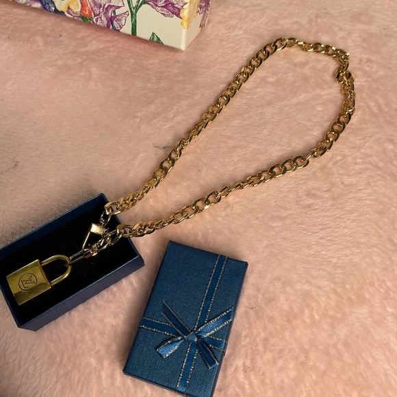 Louis Vuitton lock with unbranded chain necklace - Picture 6 of 8